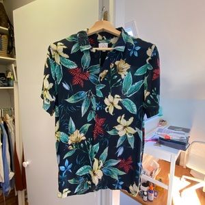 casual floral button down. size s mens fits oversize on girls